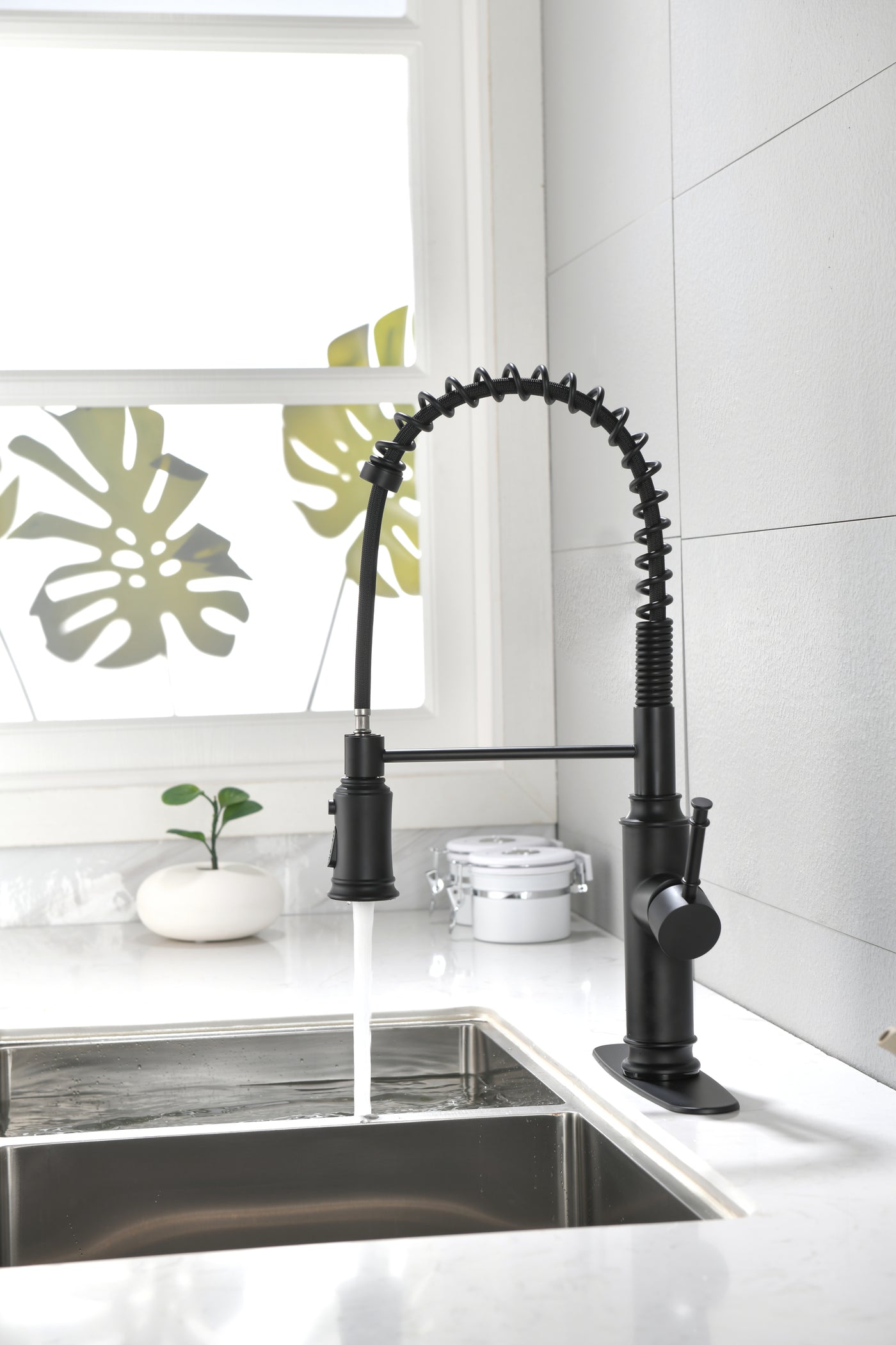 Single Handle Pull Down Kitchen Sink Faucet with Sprayer