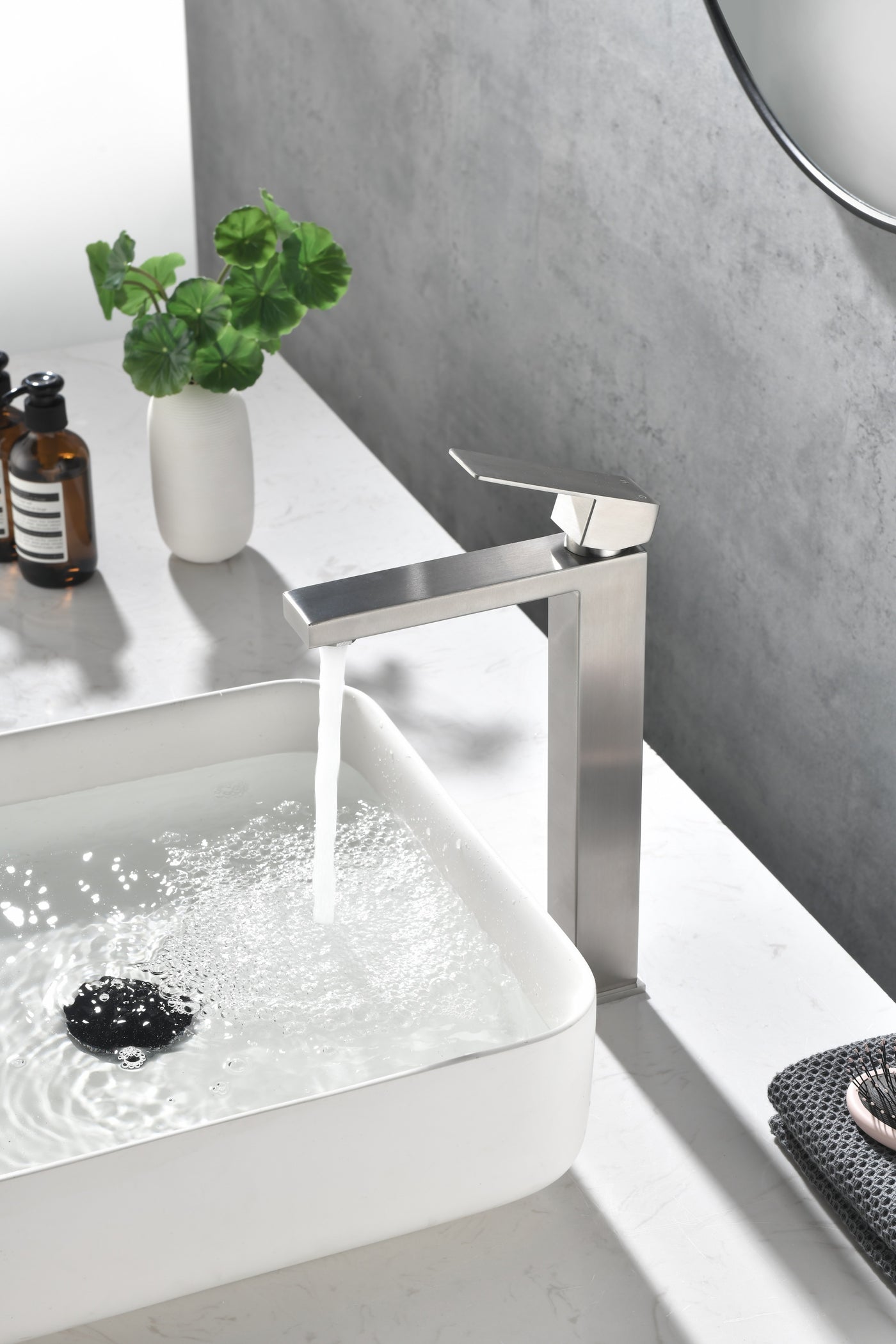 Single Handle Bathroom Sink Faucet with Supply Hose