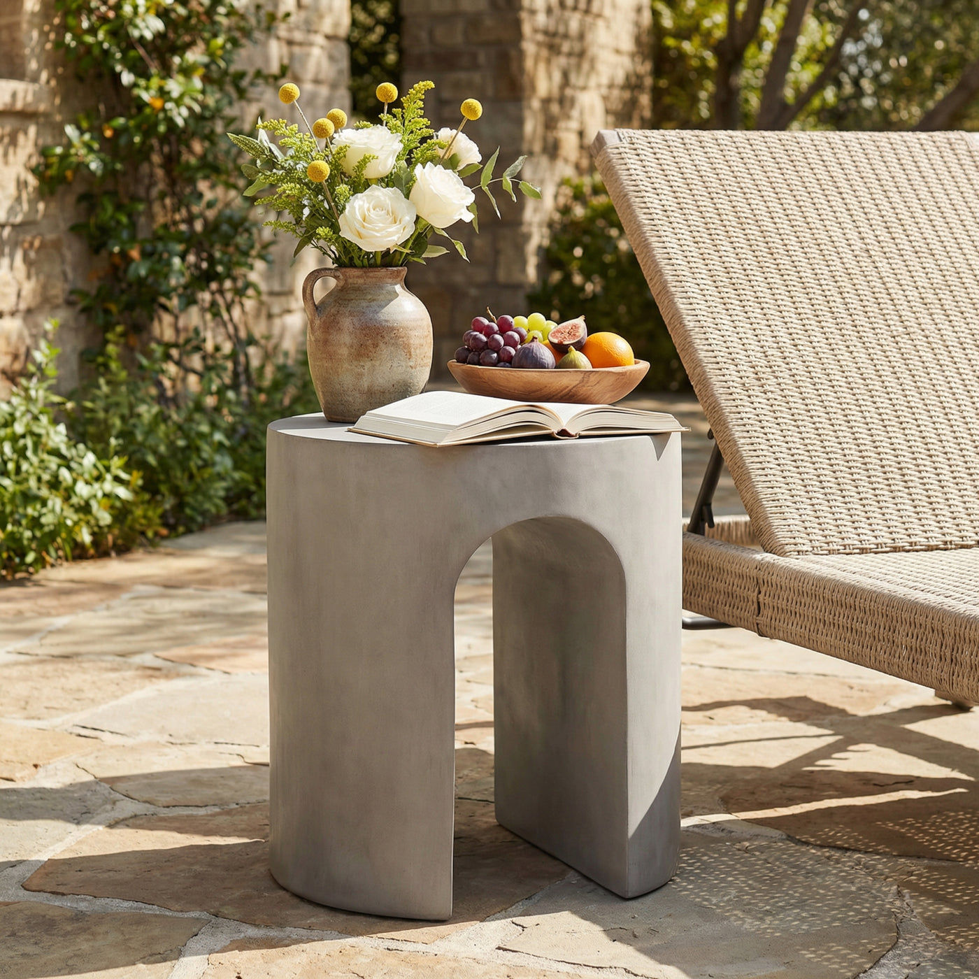 Outdoor Side Table Round Concrete Light Gray U-Shape Base 16in