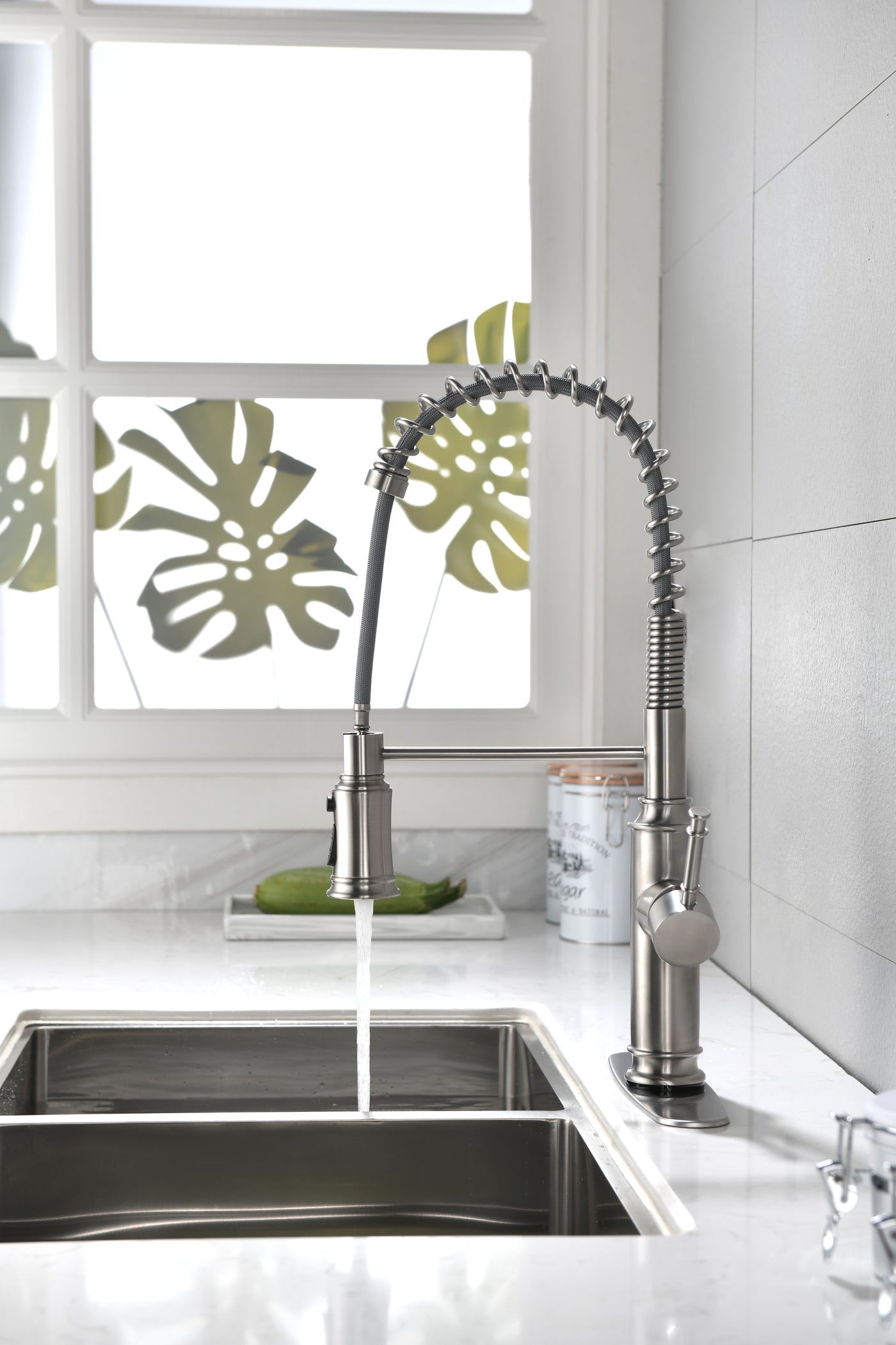 Single Handle Pull Down Kitchen Sink Faucet with Sprayer